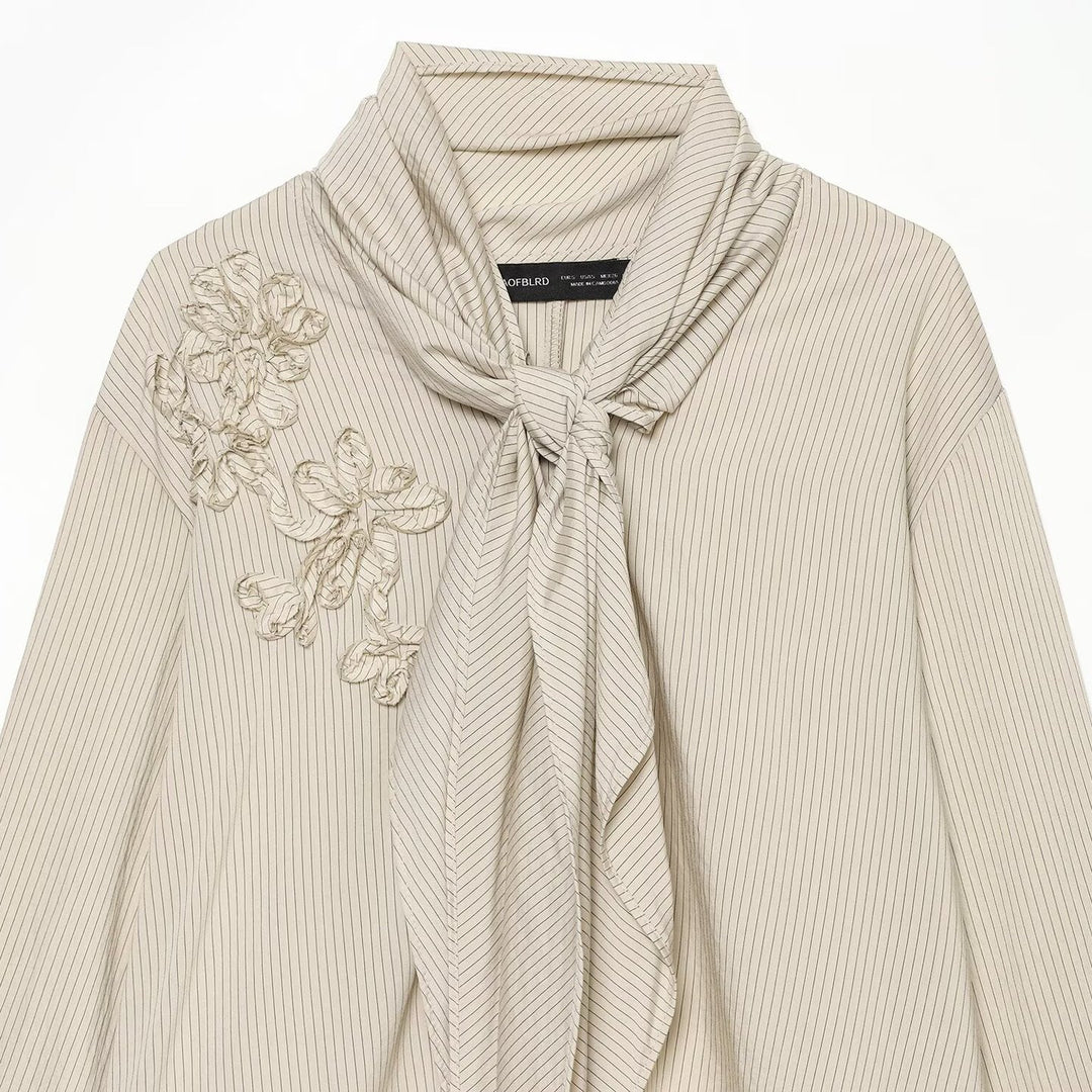 Ladies blouse with necktie collar, fine pinstripe and floral appliqué Mune Fashion