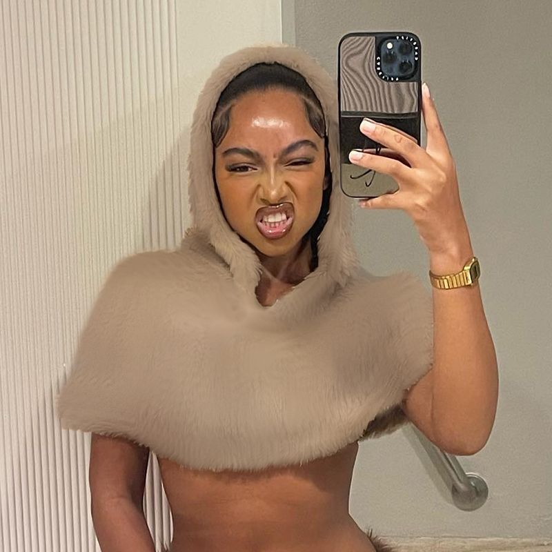 Ladies short hooded capelet made of luxurious faux fur with a concealing shoulder area Mune Fashion