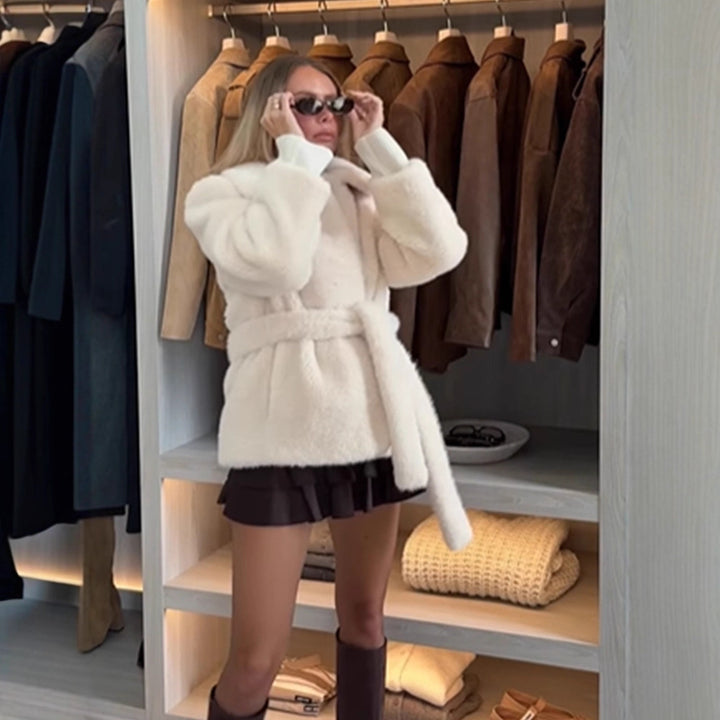 Women's short jacket made of teddy faux fur with oversized collar and pockets Mune Fashion