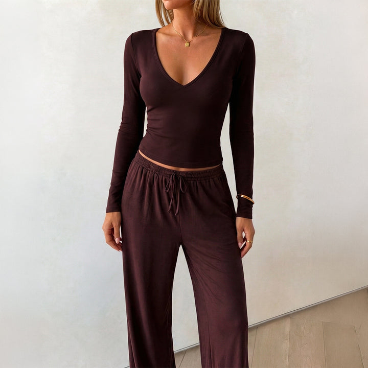 Women's elegant lounge set with form-fitting V-neck long sleeve and wide relaxed pants Mune Fashion