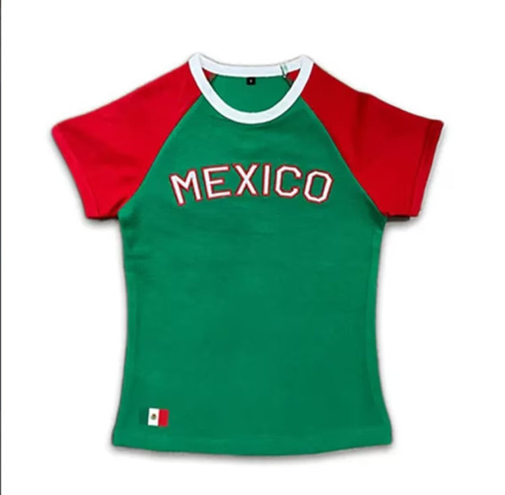 Women's fitted short-cut fan crop shirt with contrast collar and embroidered flag patch Mune Fashion