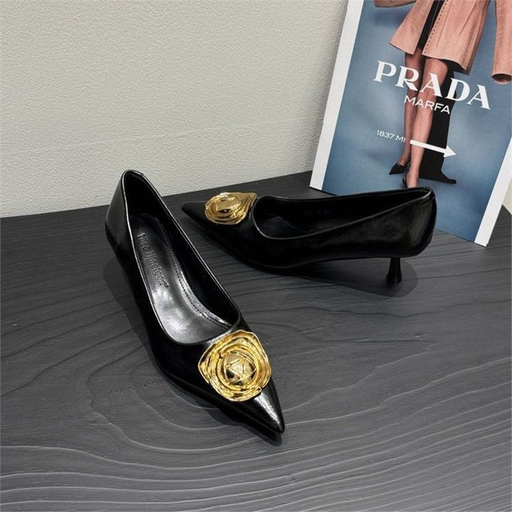 Ladies pointed-toe pumps with metallic look and rosette appliqué Mune Fashion