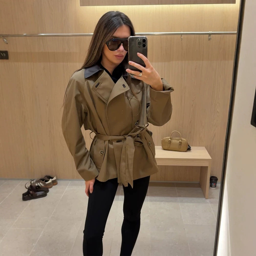 Women's short trench coat with tailored silhouette, tie belt and contrast collar Mune Fashion
