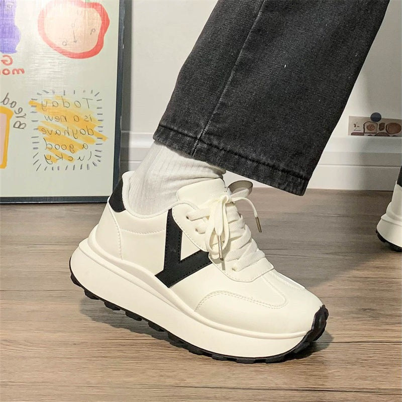 Women's platform sneaker with contrasting V design, thick tread sole and padded comfort collar Mune Fashion