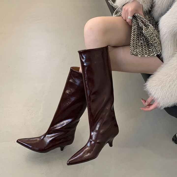 Ladies knee-high patent leather boots with pointed toe shape and slim kitten heel Mune Fashion