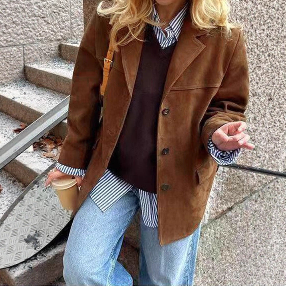 Women's short coat in blazer style made of suede imitation with lapel collar and patch pockets Mune Fashion
