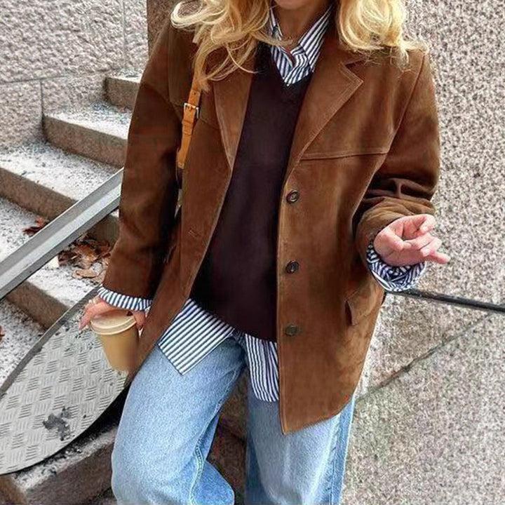 Women's short coat in blazer style made of suede imitation with lapel collar and patch pockets Mune Fashion