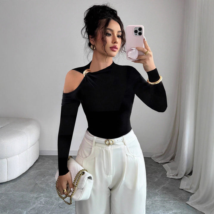Women's one-sided cutout fitted long-sleeve top with decorative shoulder ring Mune Fashion