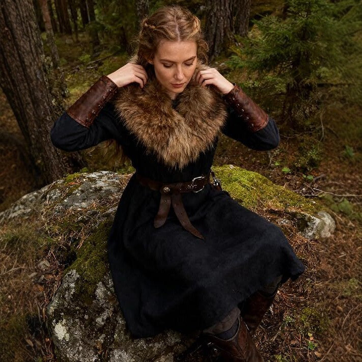 Ladies Medieval Faux Leather Breastplate with Embossed Ornamentation and Faux Fur Shoulder Collar Mune Fashion