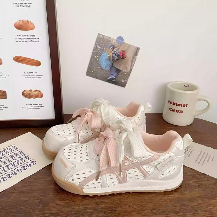 Ladies sporty platform sneakers with perforated upper material and decorative bows Mune Fashion