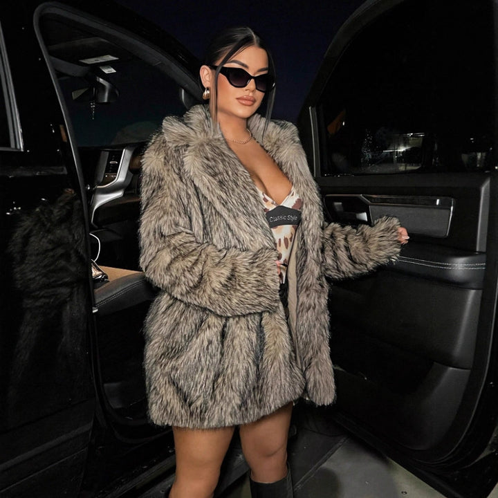 Women's short coat made of dense high-pile faux fur with classic shawl collar Mune Fashion