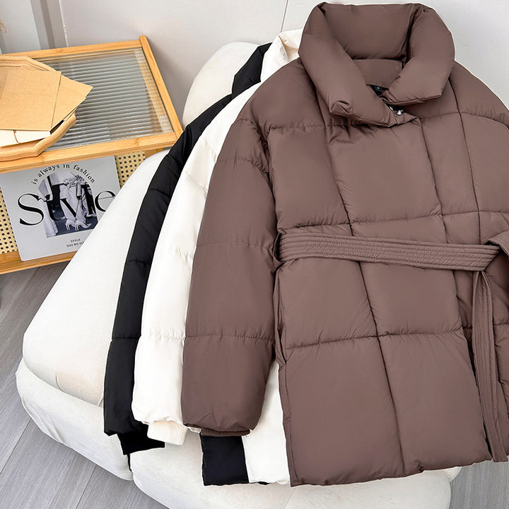 Women's short puffer jacket with waist belt, wide stand-up collar and quilted design Mune Fashion