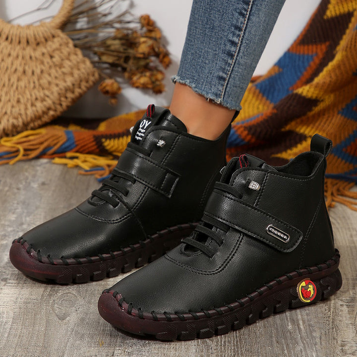 Ladies stylish ankle-high comfort ankle boots with Velcro fastener and hand-stitched decorative seam Mune Fashion