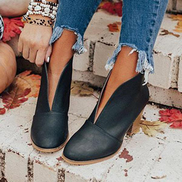 Women's ankle-high V-Cut ankle boots with stacked block heel and pointed toe Mune Fashion