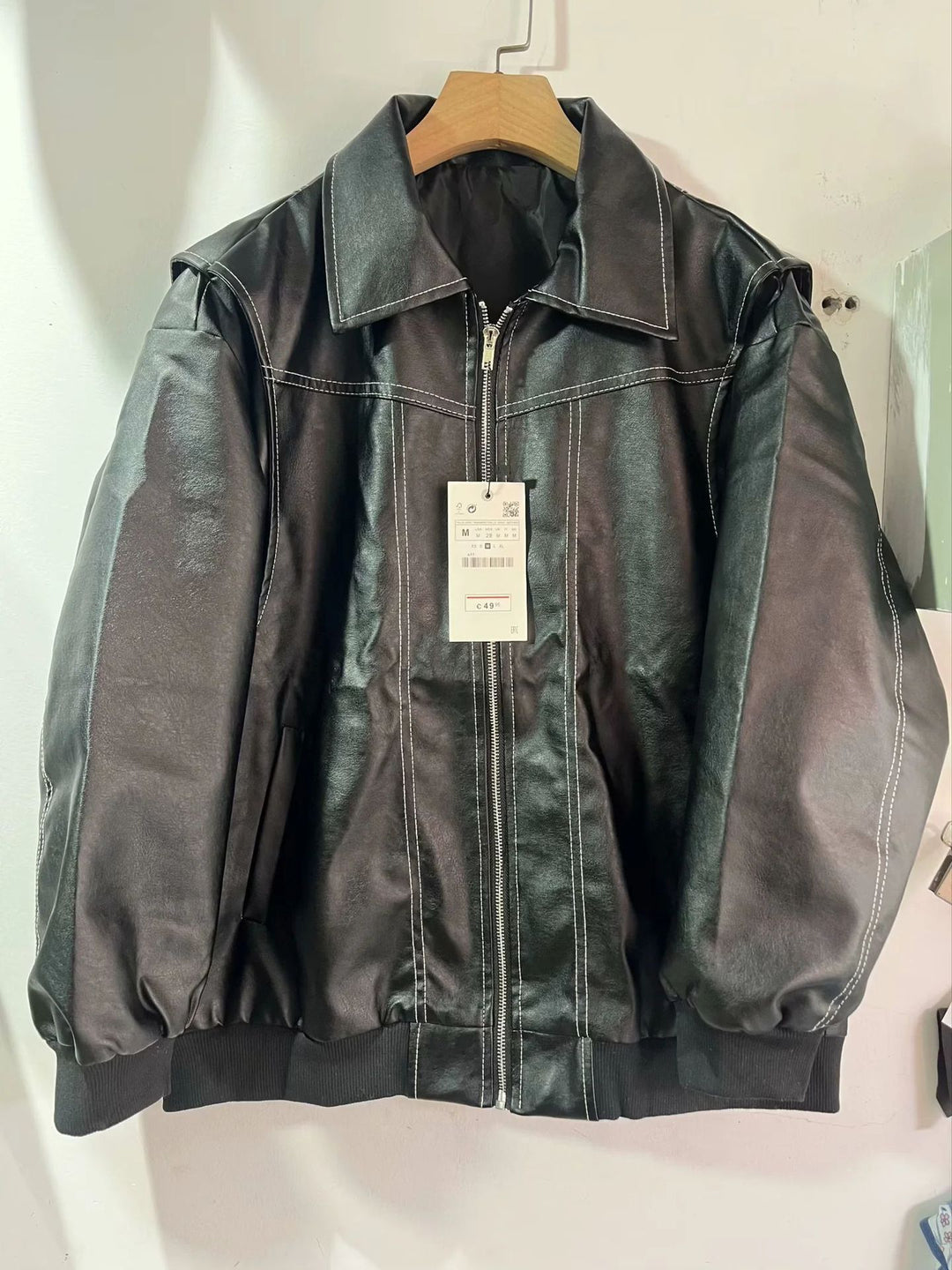 Women's fitted faux leather bomber jacket with contrast quilting and zipper Mune Fashion
