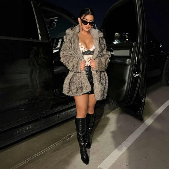 Women's short coat made of dense high-pile faux fur with classic shawl collar Mune Fashion