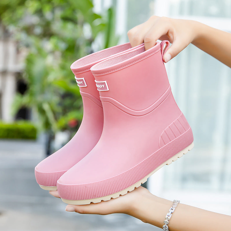 Women's waterproof short rubber boots with slip-resistant profile sole and comfortable insole Mune Fashion