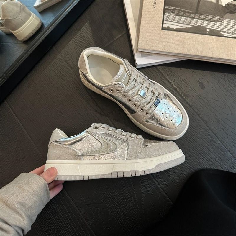 Women's sporty sneakers with reflective upper material and padded insole Mune Fashion