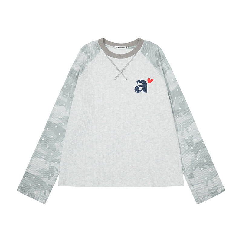 Women's long sleeve shirt with raglan sleeves, camouflage print and heart initial Mune Fashion