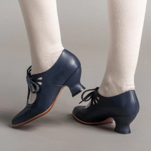 Ladies nan retro strap pumps with curved kitten heel, leaf-shaped cutouts, and decorative bow closure Mune Fashion