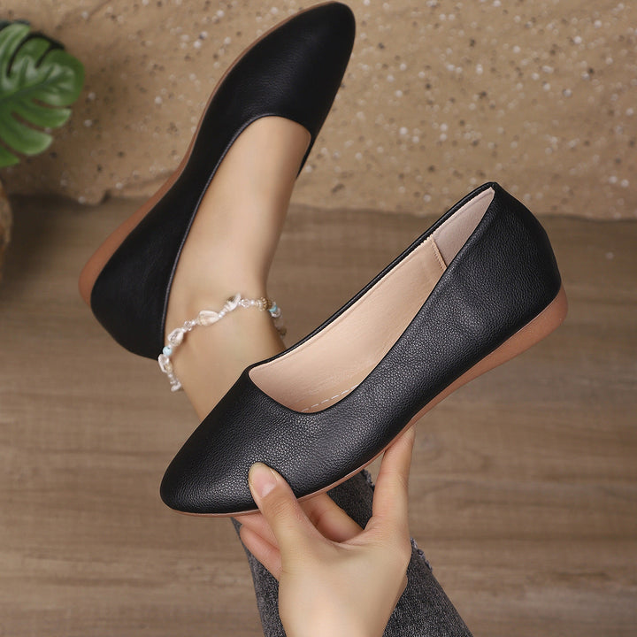 Ladies' ballerinas made of soft leather with elegant shell neckline Mune Fashion