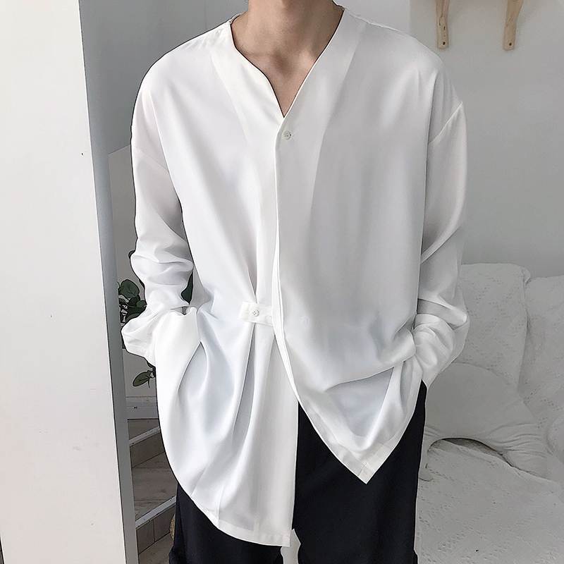 Men's loosely cut V-neck shirt with concealed button placket and band closure Mune Fashion