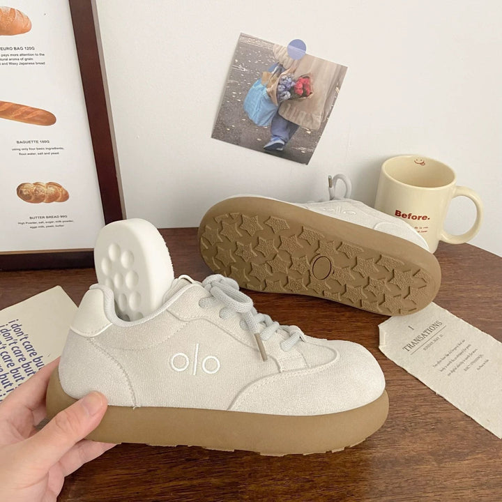 Women’s sneaker with thick, flexible sole and breathable upper material Mune Fashion