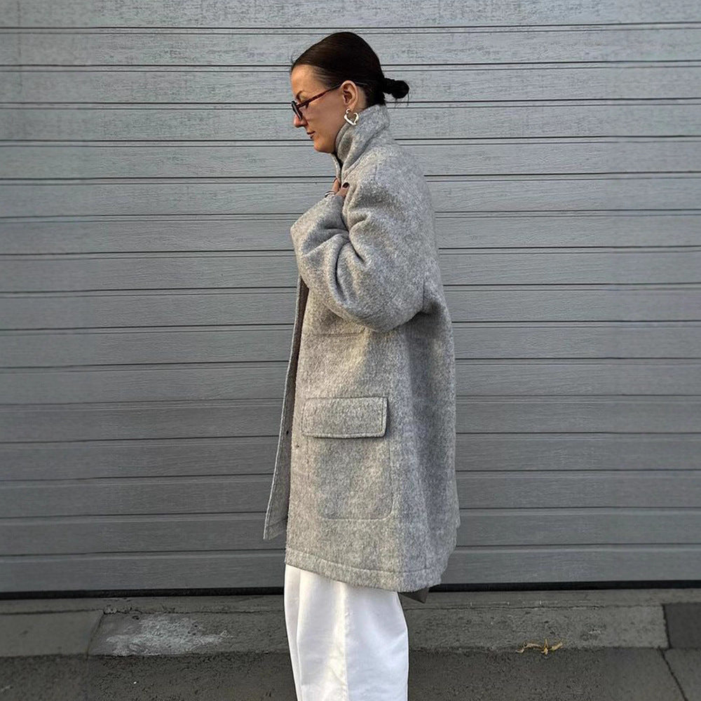 Women’s wool blend coat in boxy style with shirt collar, applied flap pockets, and button closure Mune Fashion