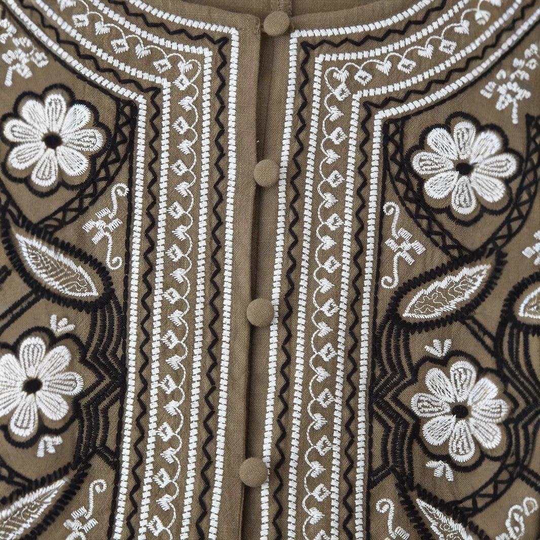 Women nan embroidered blouse with gathered waist, round neck and balloon sleeves Mune Fashion