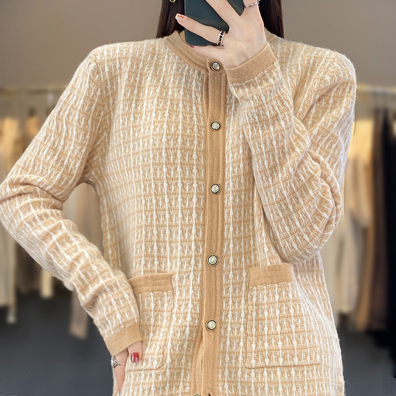 Women's knitted cardigan in bouclé-grid pattern with round neck, decorative button placket, and patch pockets Mune Fashion