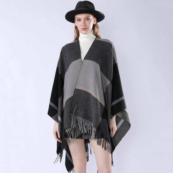 Women's Oversize Cape Poncho made of textured knit blend with V-neck, plaid pattern and fringes Mune Fashion