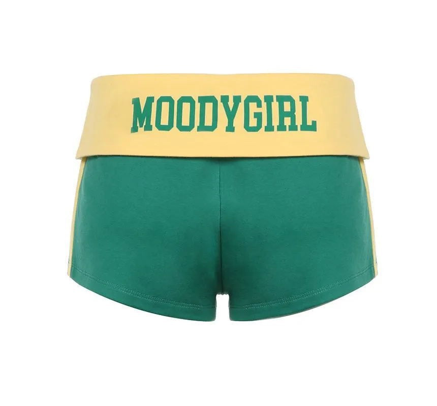 Women's fitted short-cut fan crop shirt with contrast collar and embroidered flag patch Mune Fashion
