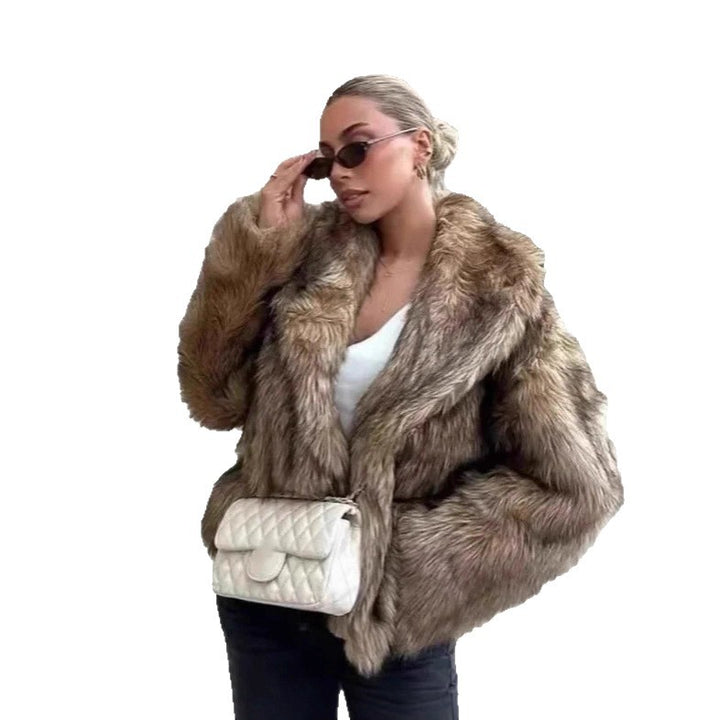 Women's short-cut voluminous faux fur jacket with oversized shawl collar Mune Fashion