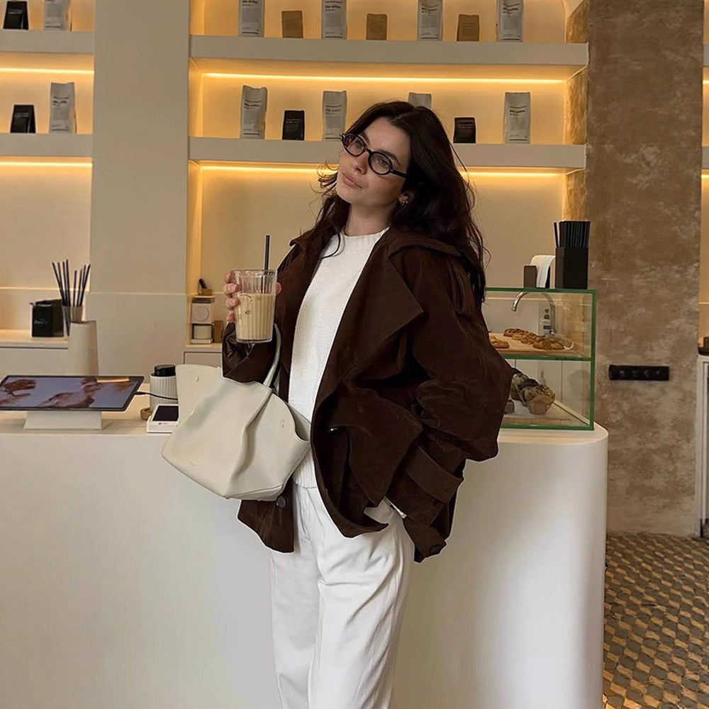 Women's short trench coat in suede look with wide lapels and boxy silhouette Mune Fashion