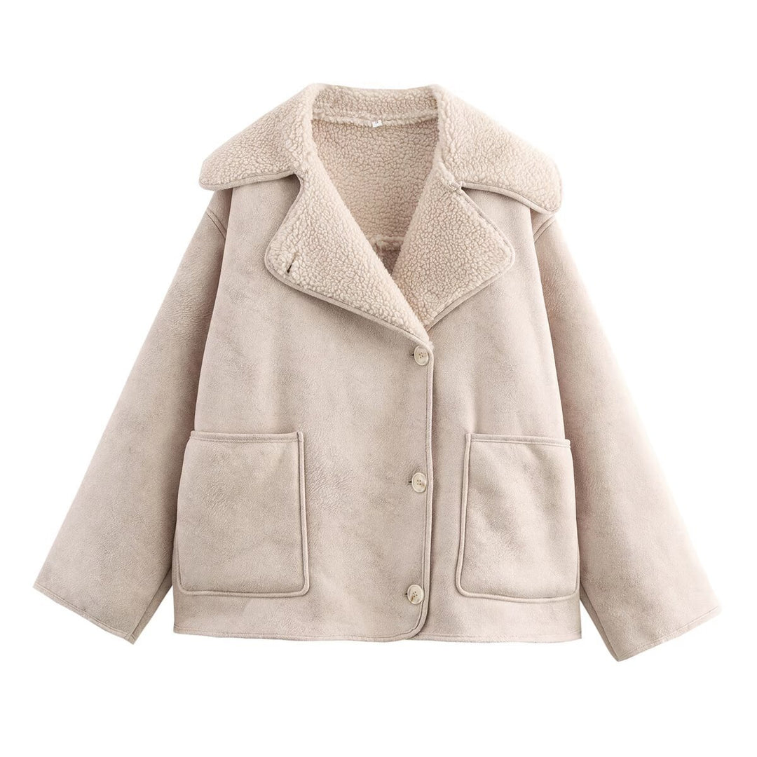 Women’s short jacket in boxy cut made of suede imitation with teddy lining and large flap pockets Mune Fashion