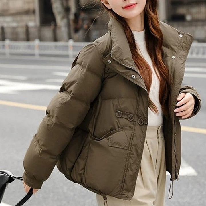 Women’s short-cut puffer jacket with high standing collar and pocket flap Mune Fashion