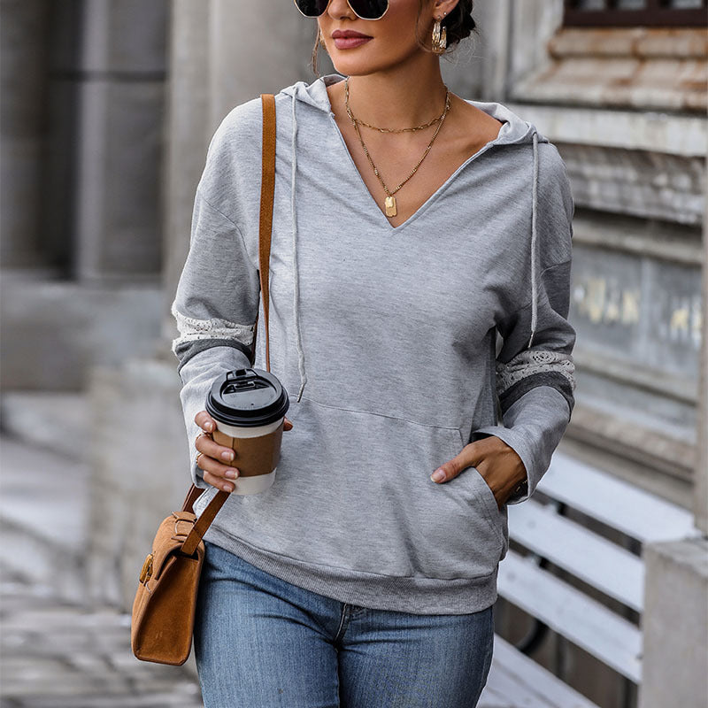 Women's hooded sweater with V-neck, kangaroo pocket, and contrasting sleeves Mune Fashion