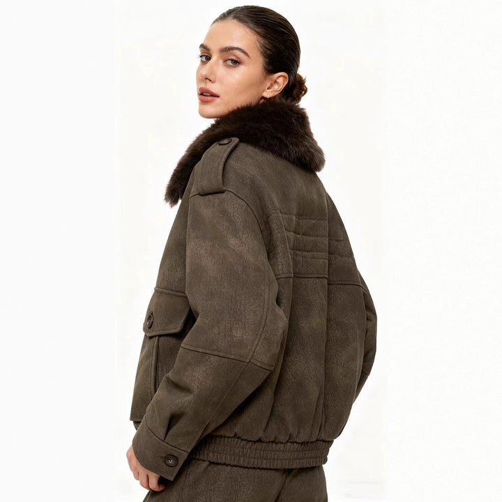 Women’s short jacket in suede look with removable fur collar and flap pockets Mune Fashion