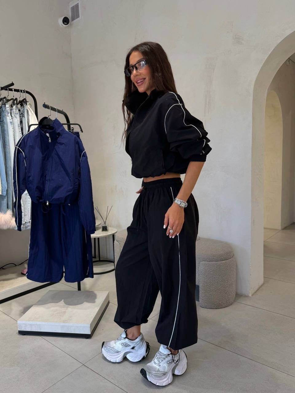Women Short-Cut Windbreaker Set with Loose Track Pants and Contrast Piping Mune Fashion