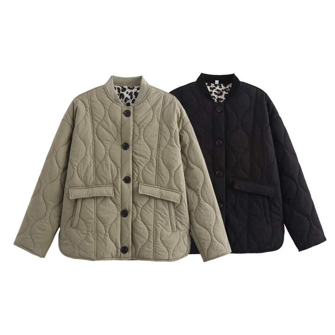 Women's quilted short jacket with round neckline, decorative button placket and flap pockets Mune Fashion