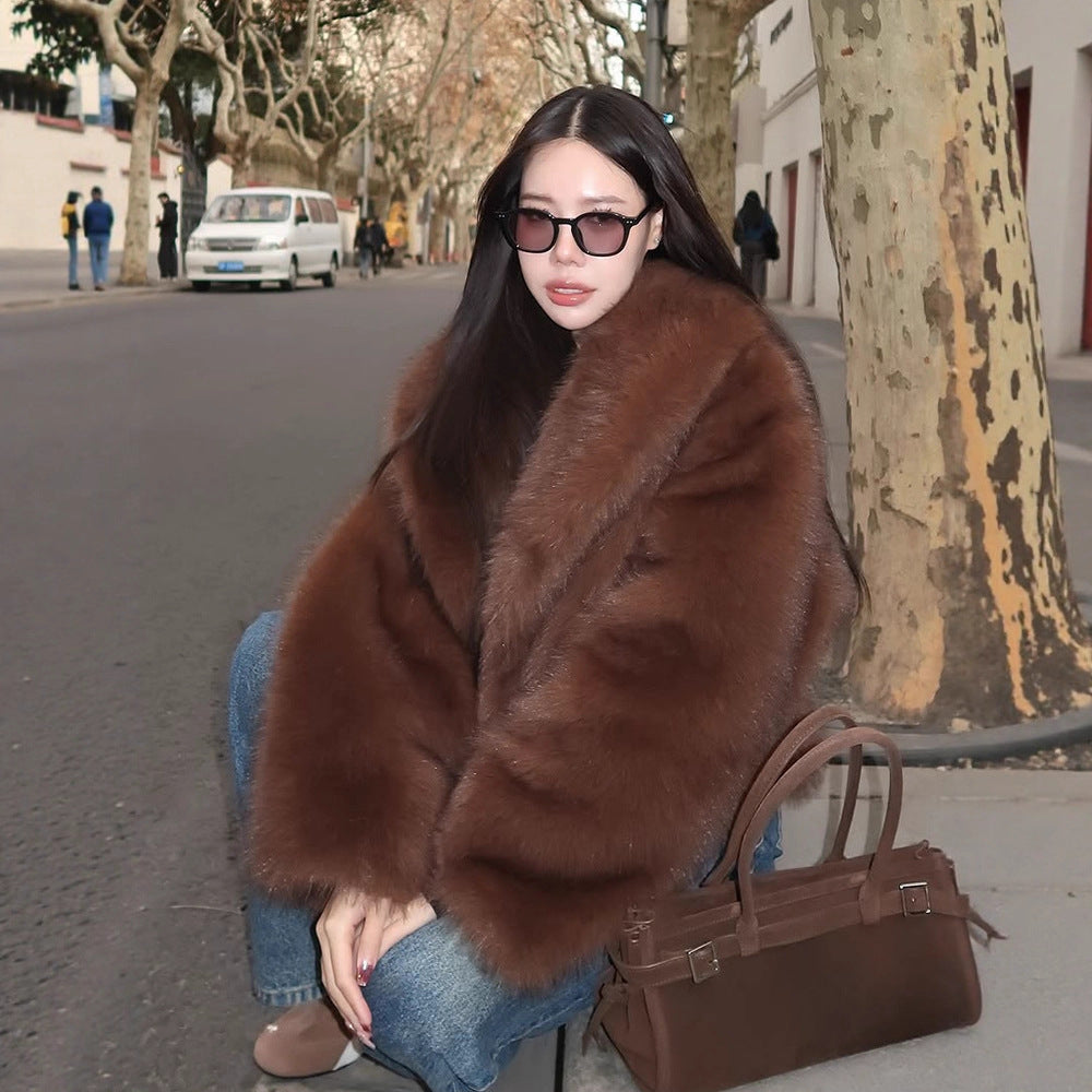 Women's short coat made of vegan high-pile faux fur with oversized shawl collar Mune Fashion