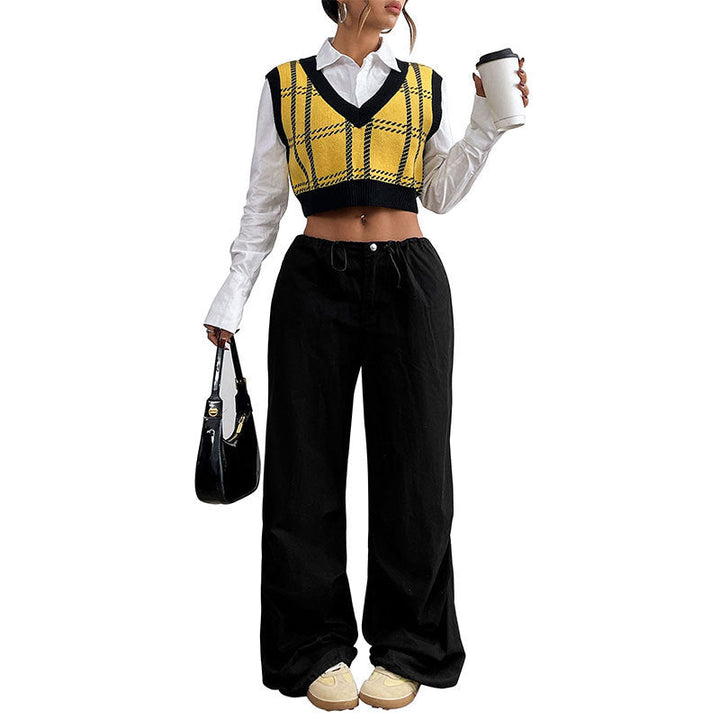 Women's short cut knitted vest with deep V-neck and Glencheck pattern