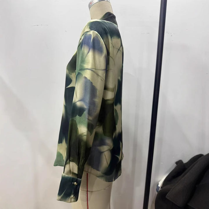Ladies nan silk-like blouse with concealed button placket and abstract print Mune Fashion
