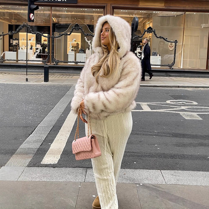 Women's hooded short jacket made of faux fur with boxy silhouette and warm padding Mune Fashion