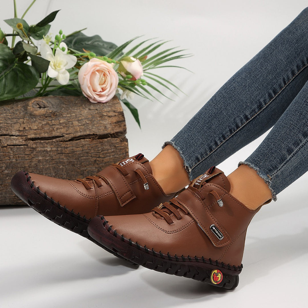 Ladies stylish ankle-high comfort ankle boots with Velcro fastener and hand-stitched decorative seam Mune Fashion