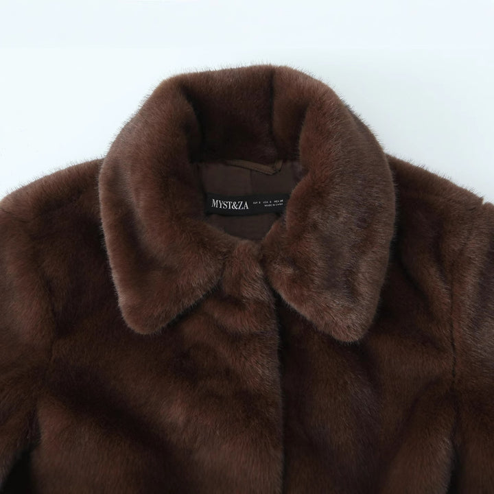 Women’s short jacket made of luxurious faux fur with a classic shirt collar Mune Fashion
