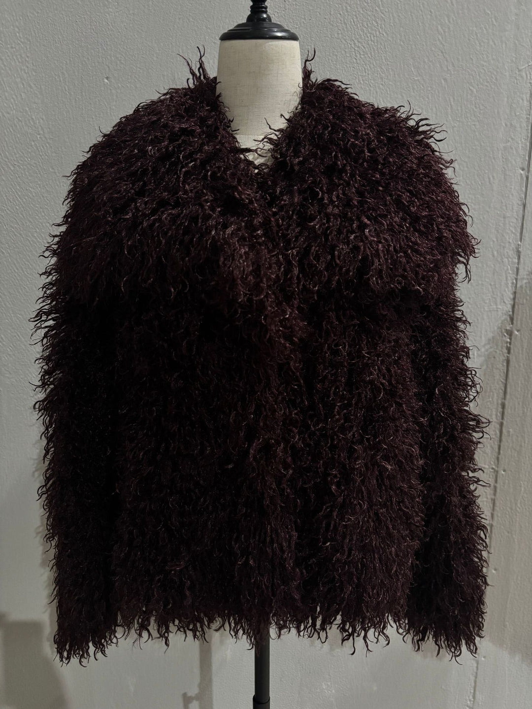 Women's short bolero in boxy cut made of vegan shaggy faux fur with XXL shawl collar Mune Fashion
