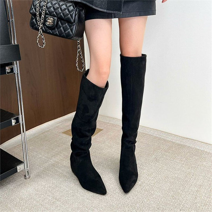 Women's knee-high slouch boots made of suede with pointed toe Mune Fashion