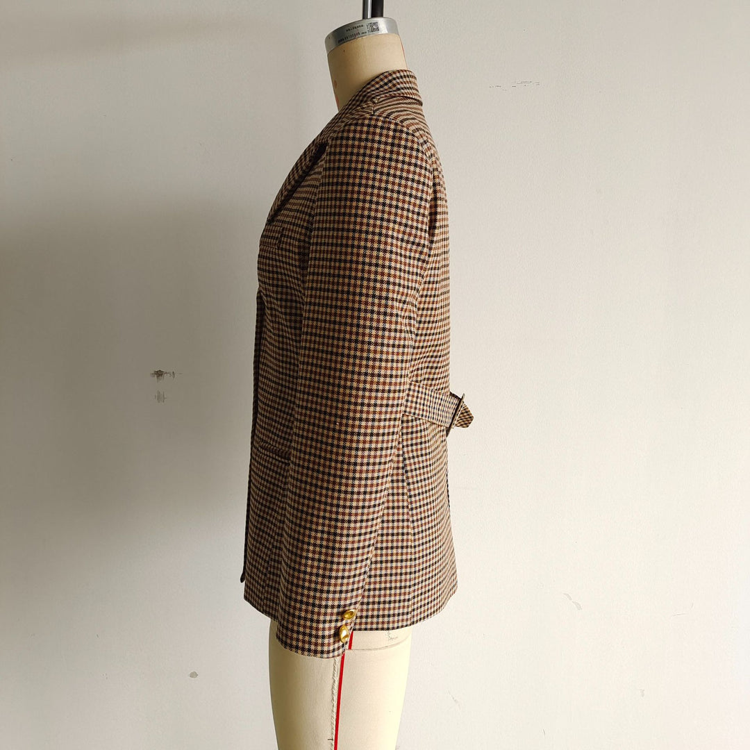 Women's narrow-cut long blazer in houndstooth pattern with gold decorative buttons and welt pockets Mune Fashion