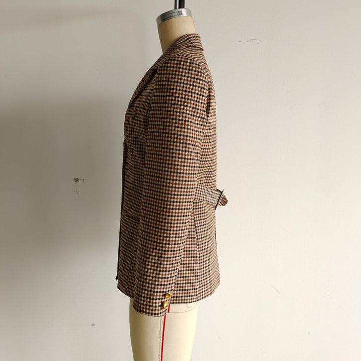 Women's narrow-cut long blazer in houndstooth pattern with gold decorative buttons and welt pockets Mune Fashion